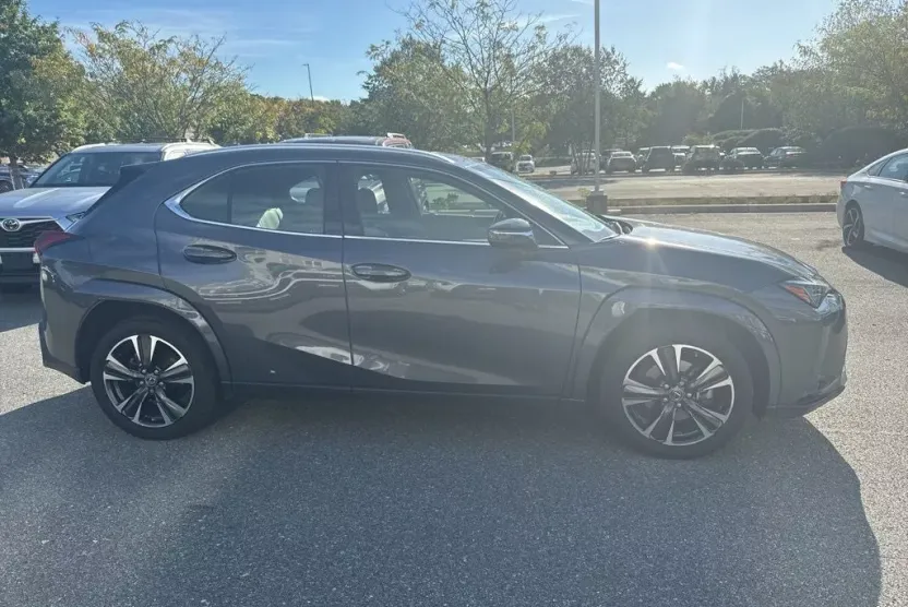 2023 Lexus UX 250h Premium photo 1
