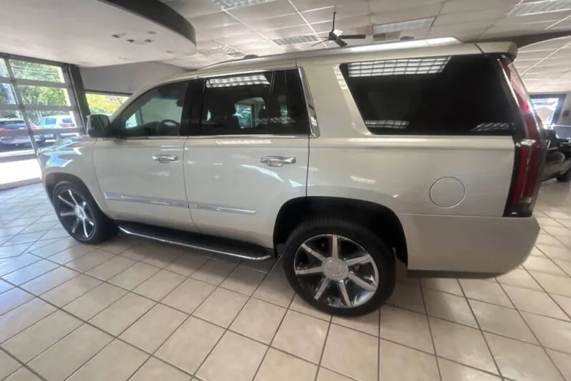 2016 Cadillac Escalade Luxury photo 1