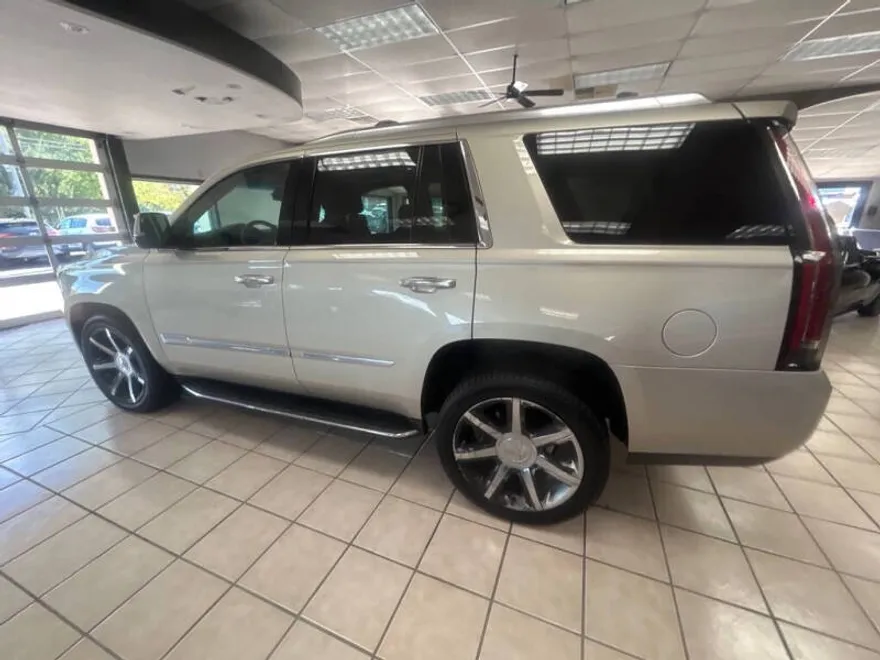 2016 Cadillac Escalade Luxury photo 1