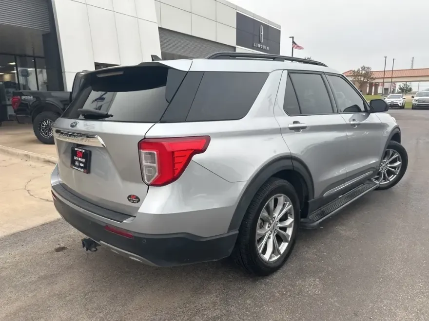 2021 Ford Explorer XLT photo 1