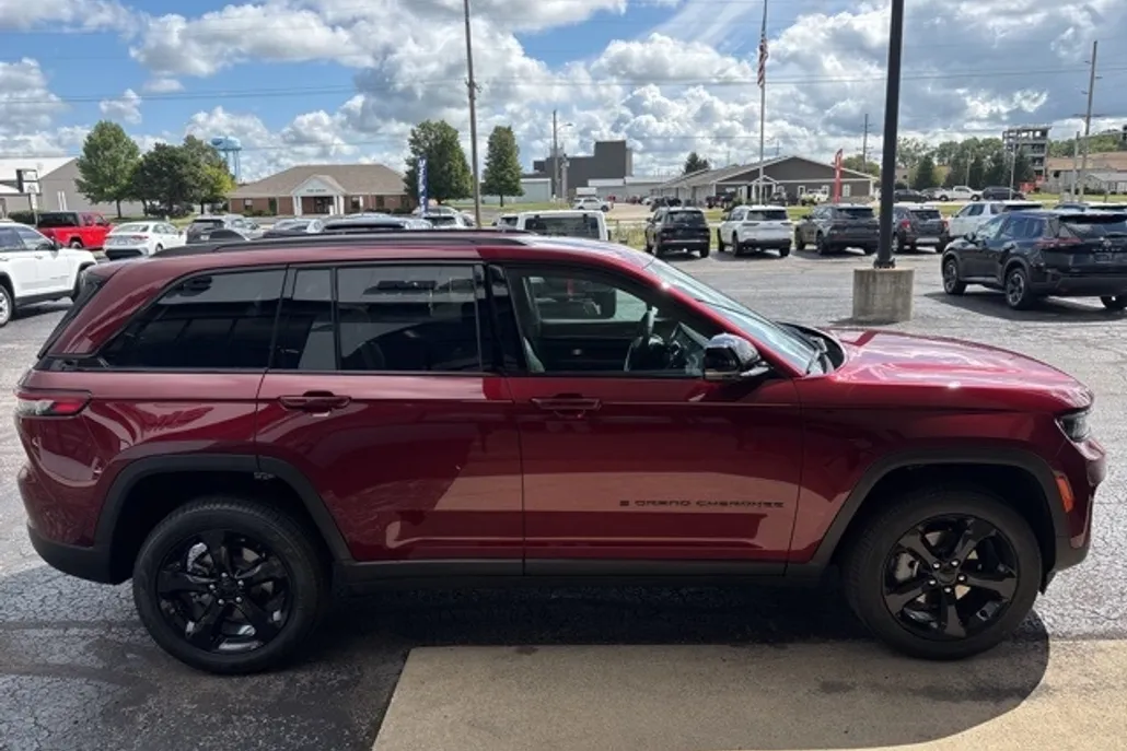 2025 Jeep Grand Cherokee Limited photo 1