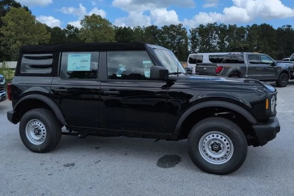 2025 Ford Bronco Base photo 1