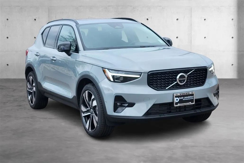 2025 Volvo XC40 photo 1