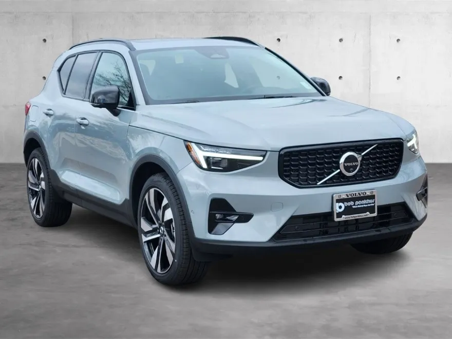 2025 Volvo XC40 photo 1