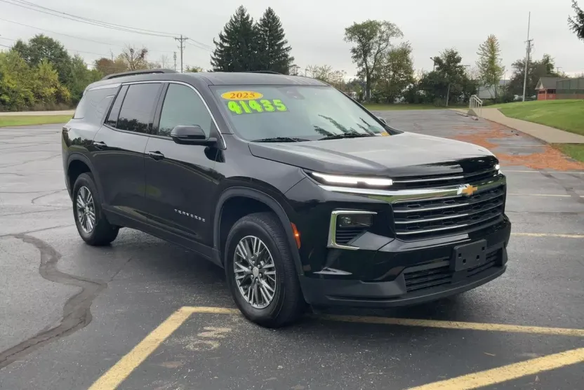 2025 Chevrolet Traverse photo 1