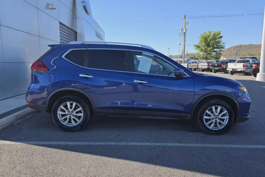 2017 Nissan Rogue SV photo 1