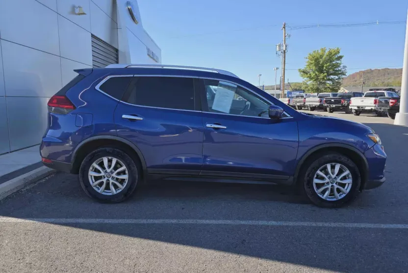 2017 Nissan Rogue SV photo 1