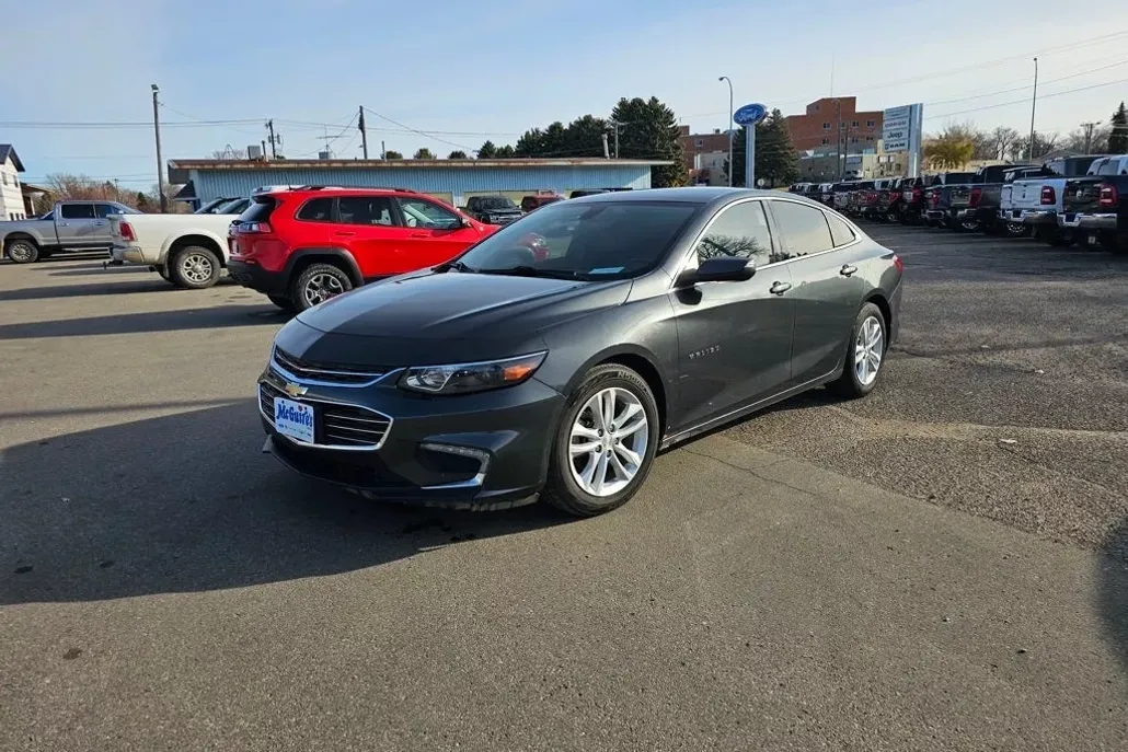 2017 Chevrolet Malibu 1LT photo 1
