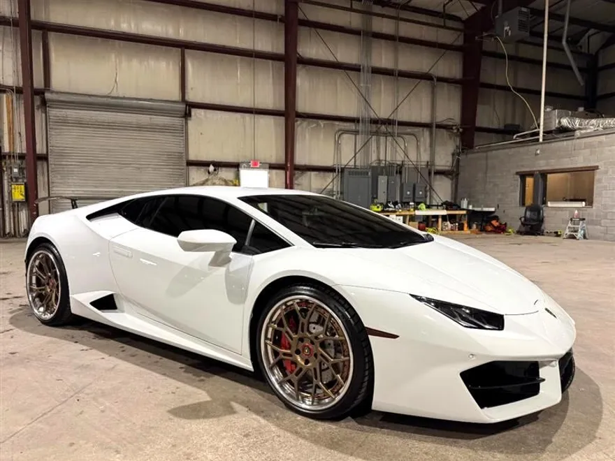 2016 Lamborghini Huracan Coupe photo 2