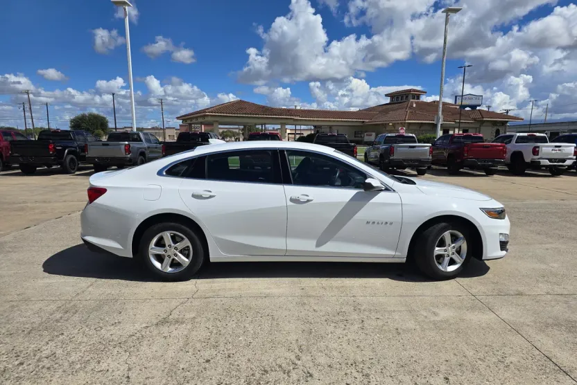 2024 Chevrolet Malibu 1LT photo 1