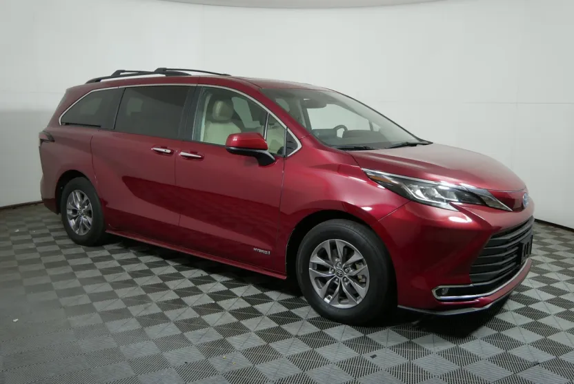 2021 Toyota Sienna XLE photo 1