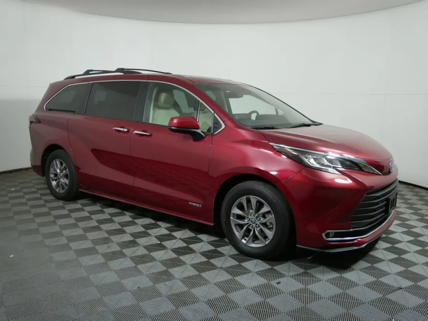 2021 Toyota Sienna XLE photo 1