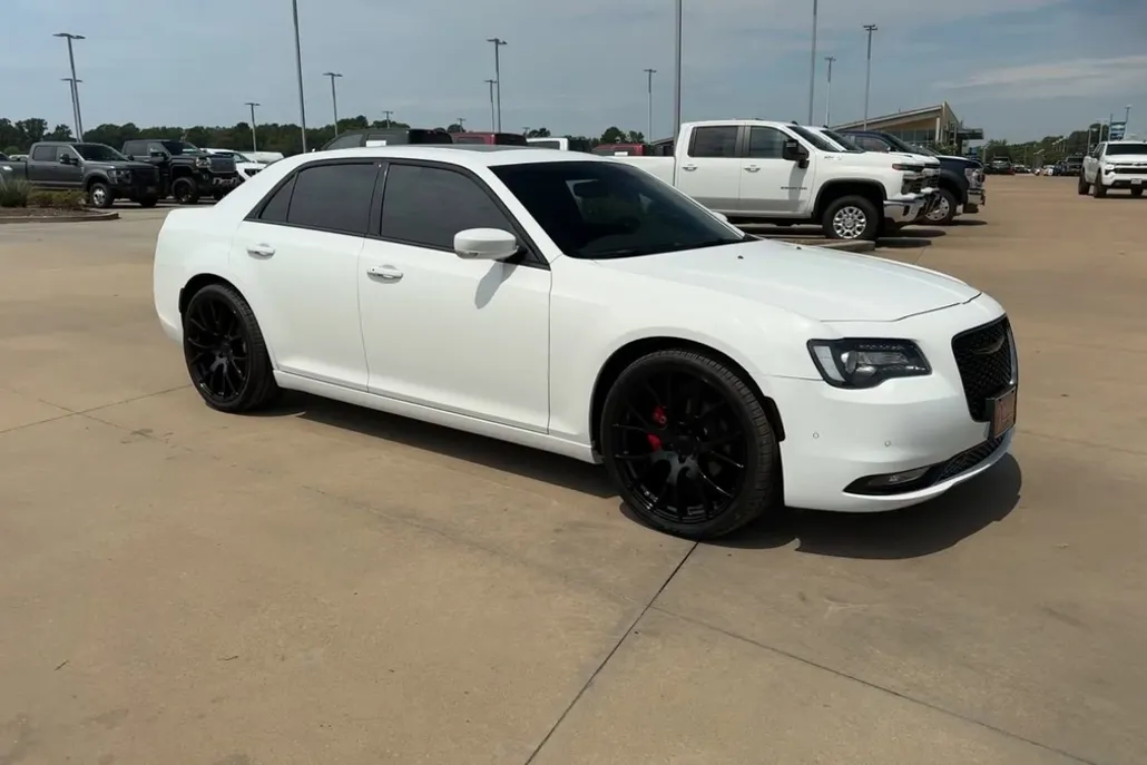 2023 Chrysler 300 photo 1