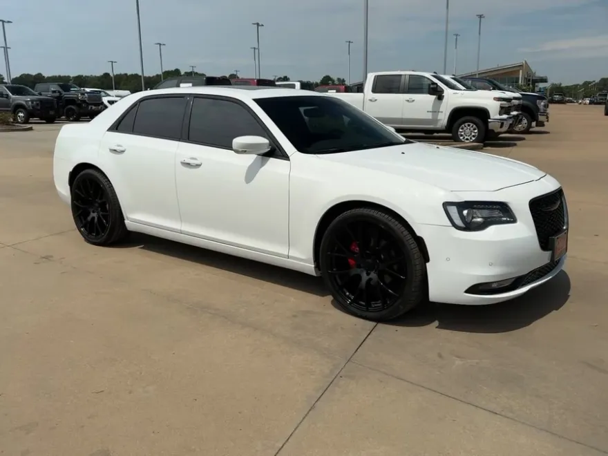2023 Chrysler 300 photo 1