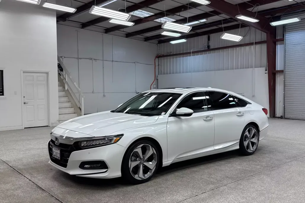 2019 Honda Accord Touring photo 1
