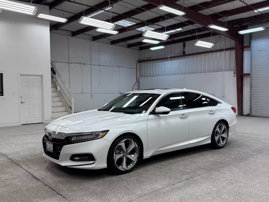 2019 Honda Accord Touring photo 1