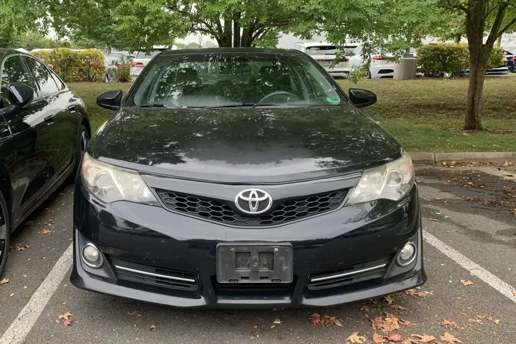 2012 Toyota Camry SE photo 1