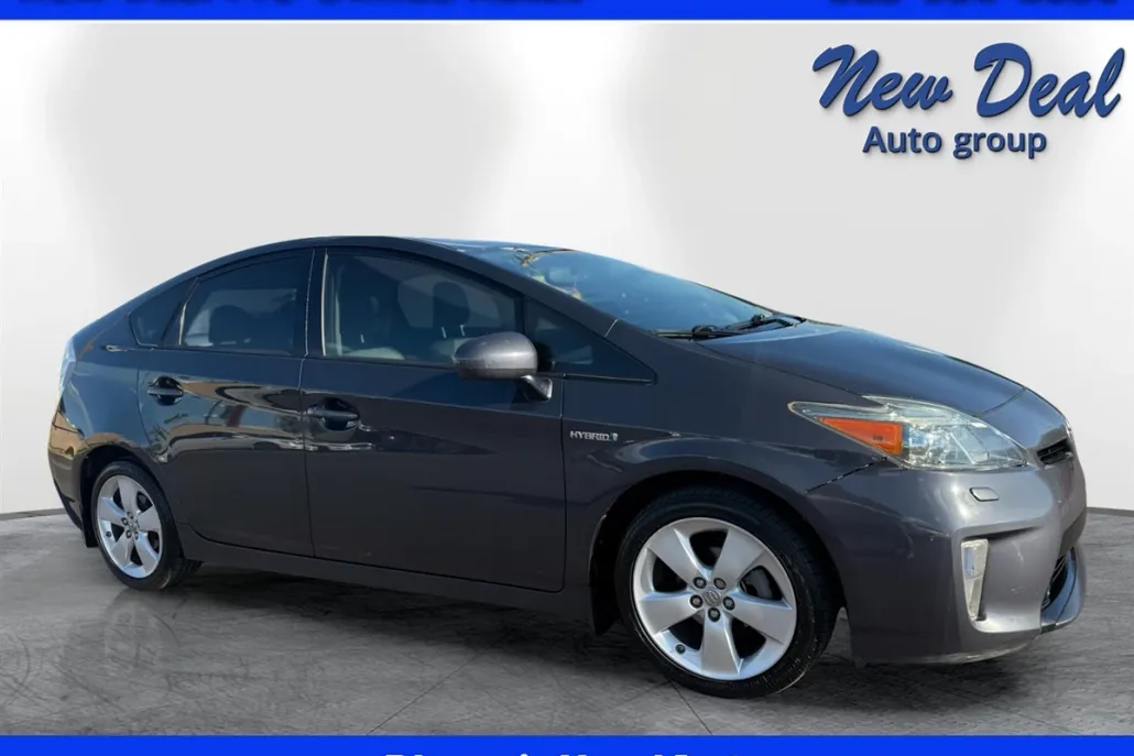 2015 Toyota Prius Four photo 1