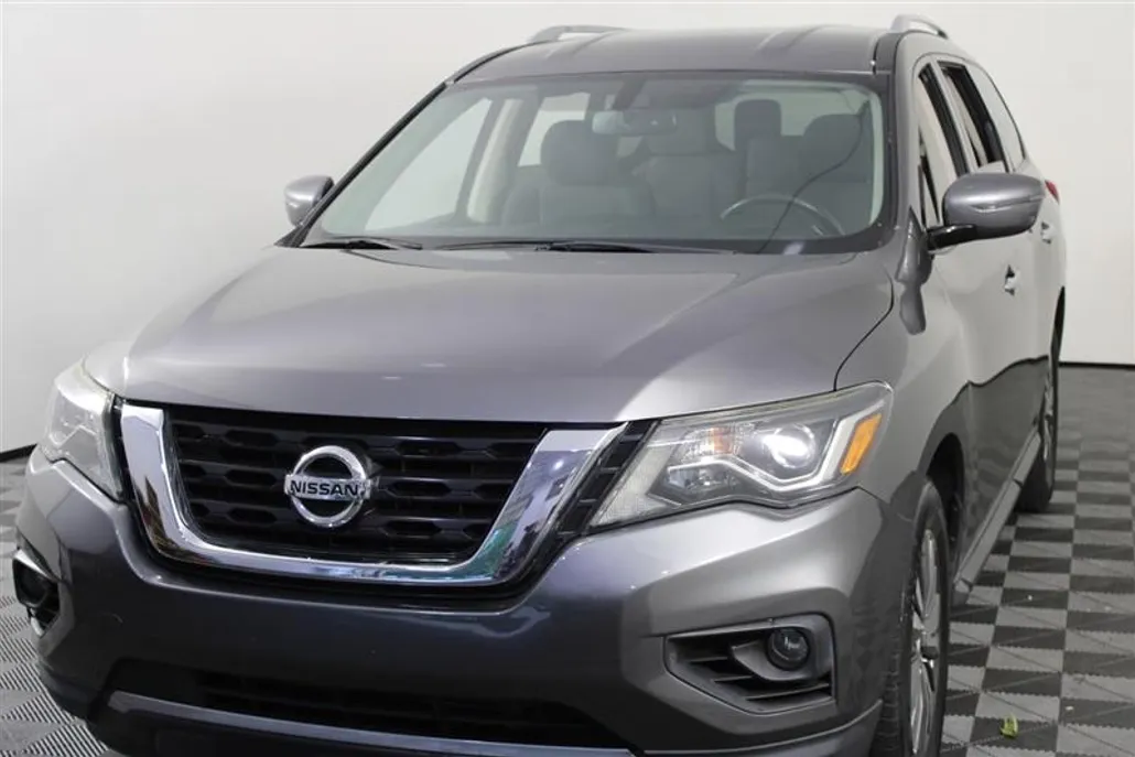 2019 Nissan Pathfinder SV photo 1