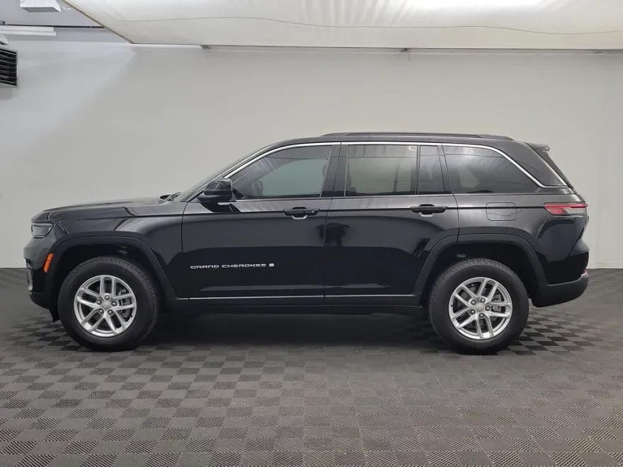 2025 Jeep Grand Cherokee Laredo photo 1