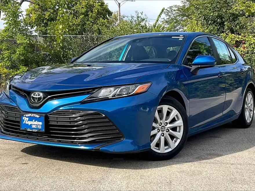 2019 Toyota Camry LE photo 1