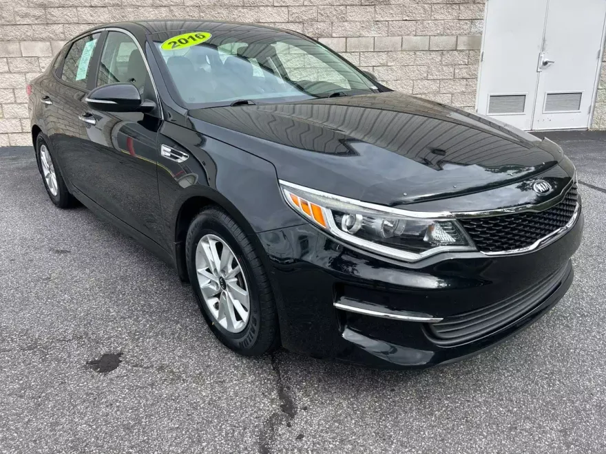 2016 Kia Optima LX photo 1