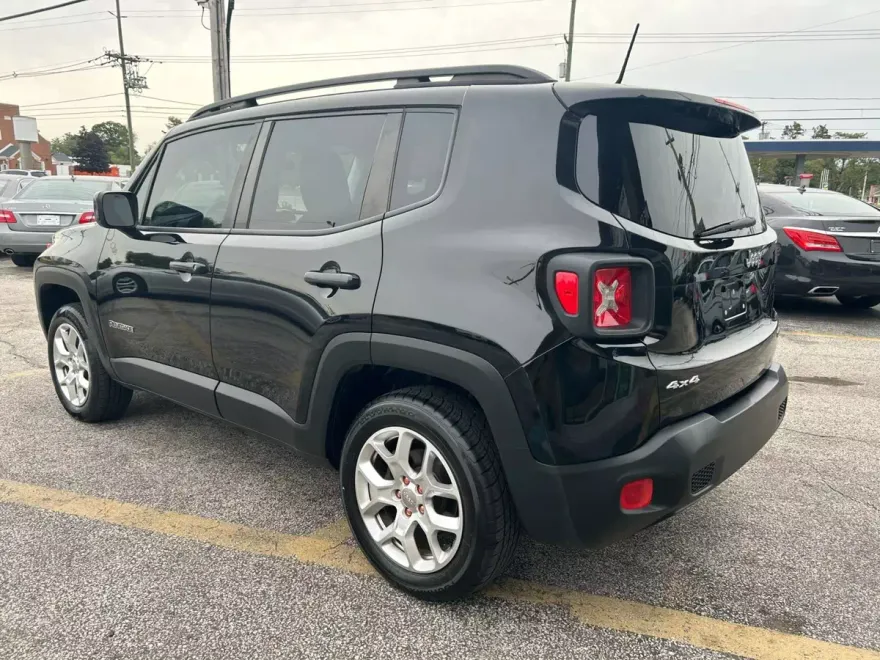 2015 Jeep Renegade Latitude Sport photo 2