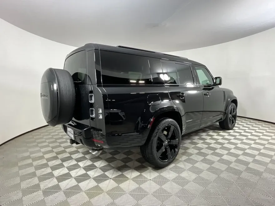2025 Land Rover Defender 130 V8 photo 1