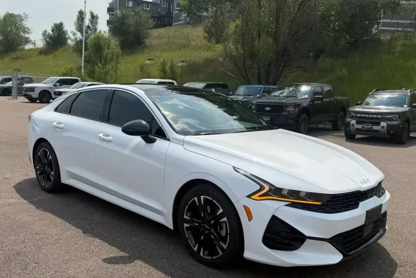 2022 Kia K5 GT-Line photo 1
