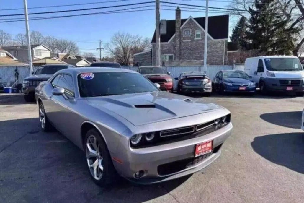 2016 Dodge Challenger SXT photo 1