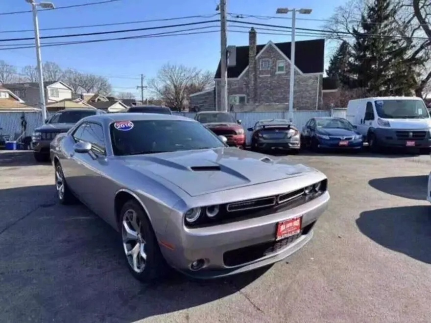 2016 Dodge Challenger SXT photo 1