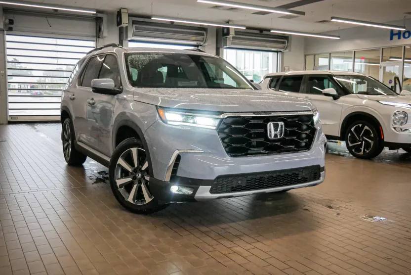 2025 Honda Pilot Touring photo 1