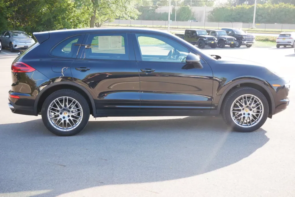2016 Porsche Cayenne S photo 1