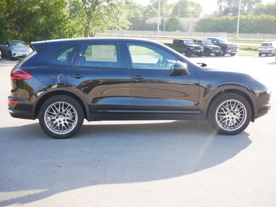 2016 Porsche Cayenne S photo 1