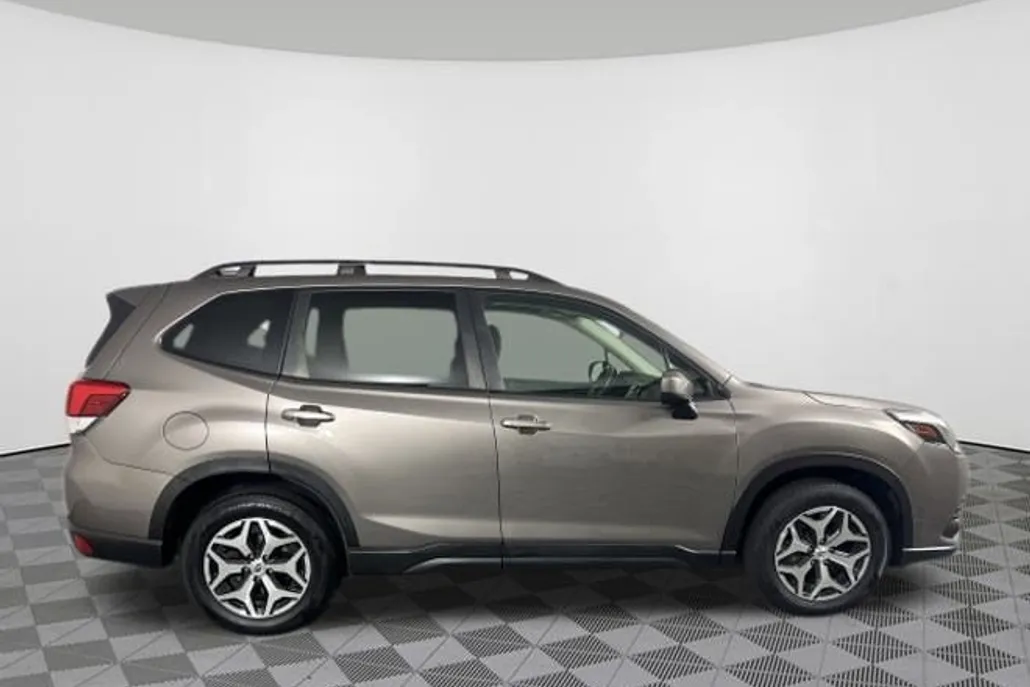 2022 Subaru Forester Premium photo 1