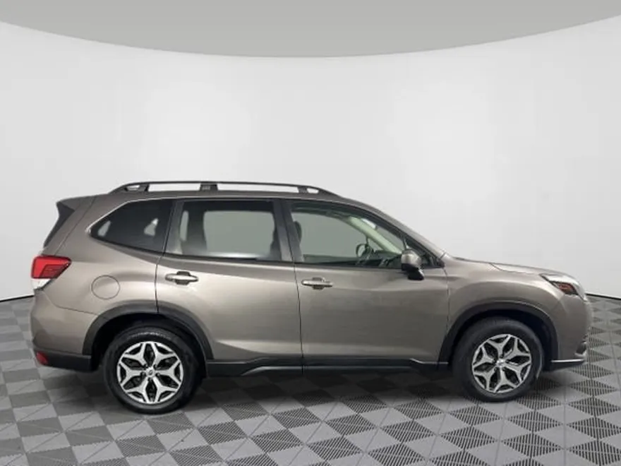 2022 Subaru Forester Premium photo 1