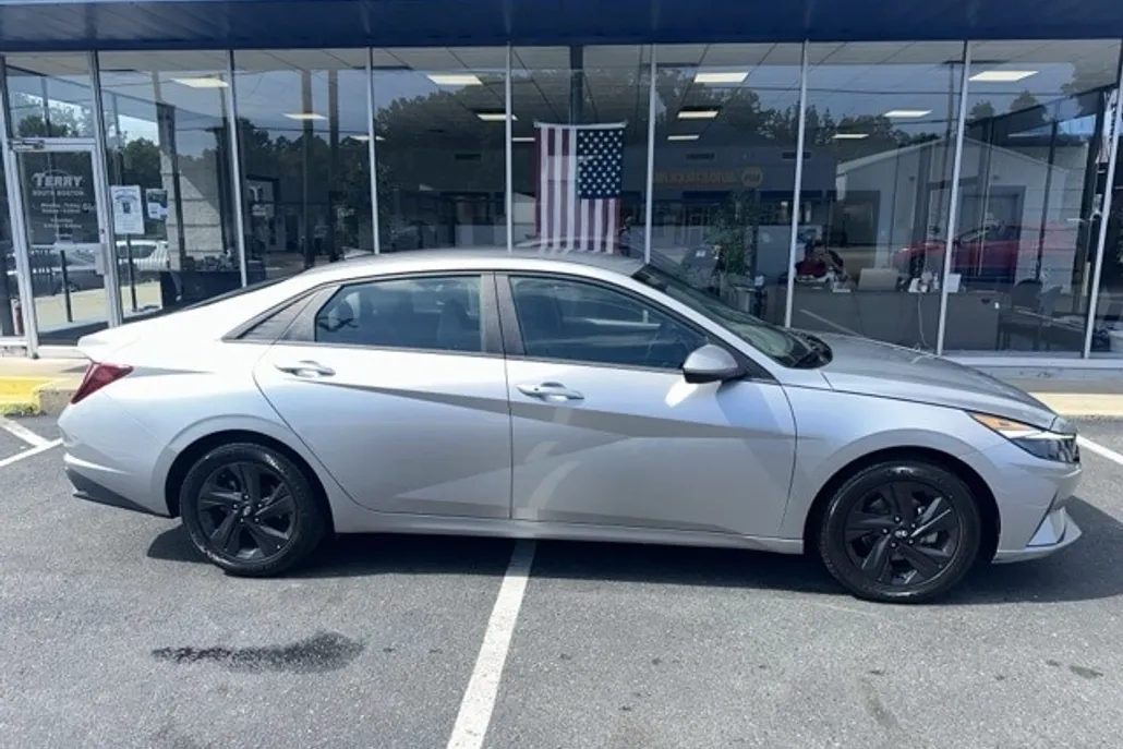 2023 Hyundai Elantra SEL photo 1