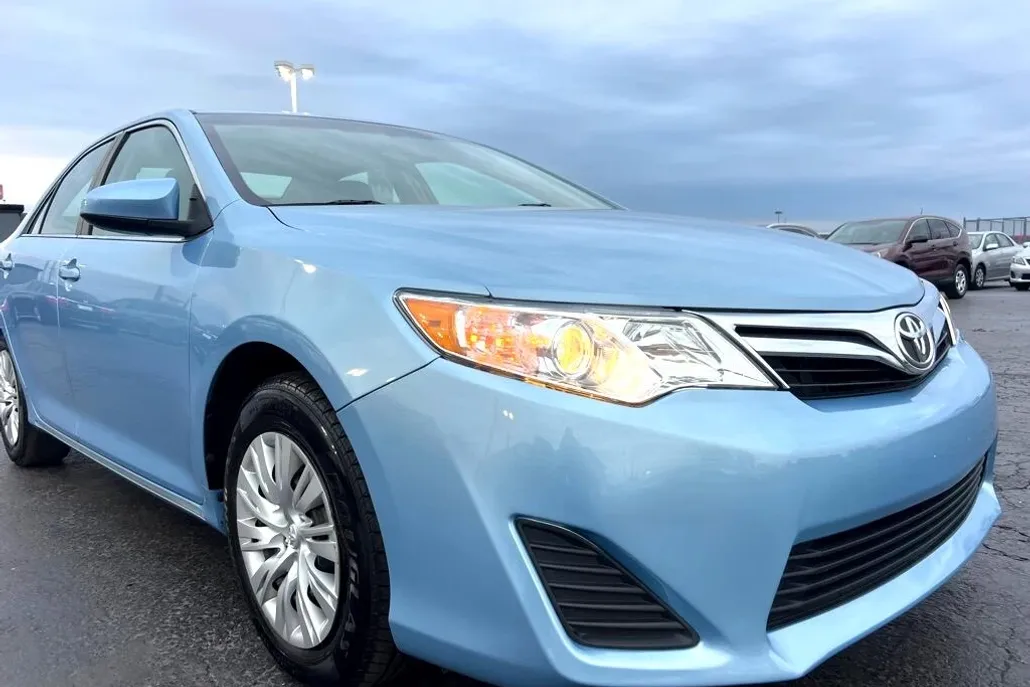 2012 Toyota Camry SE photo 1
