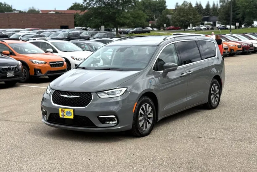 2021 Chrysler Pacifica Hybrid Touring L photo 1