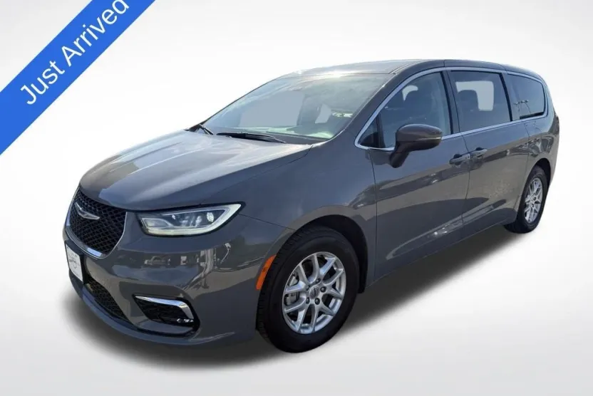 2023 Chrysler Pacifica Touring L photo 1
