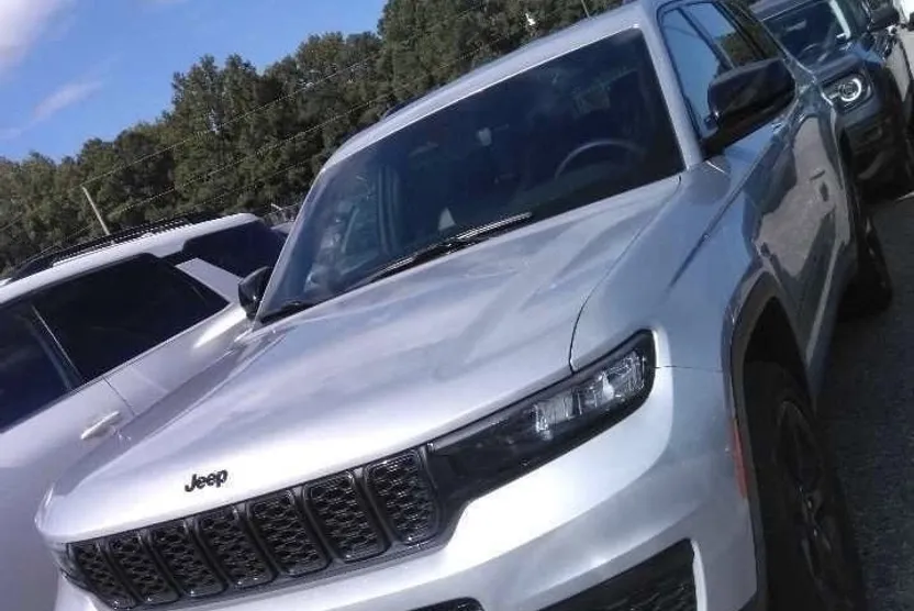 2023 Jeep Grand Cherokee Laredo Altitude photo 1