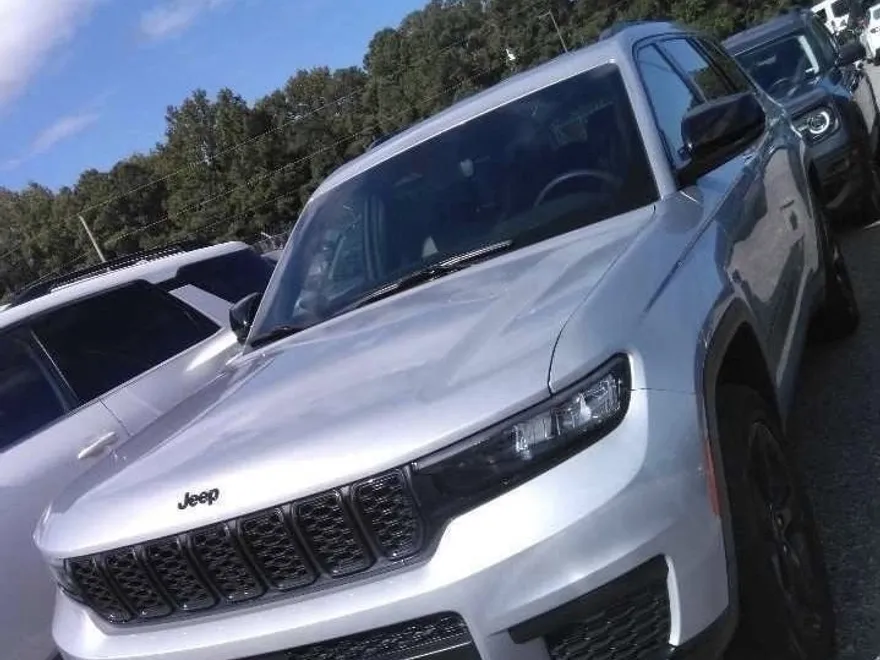 2023 Jeep Grand Cherokee Laredo Altitude photo 1