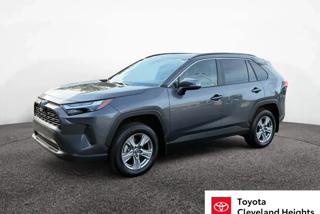 2022 Toyota RAV4 XLE photo 1