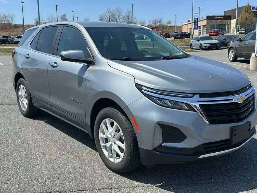 2023 Chevrolet Equinox LT photo 1