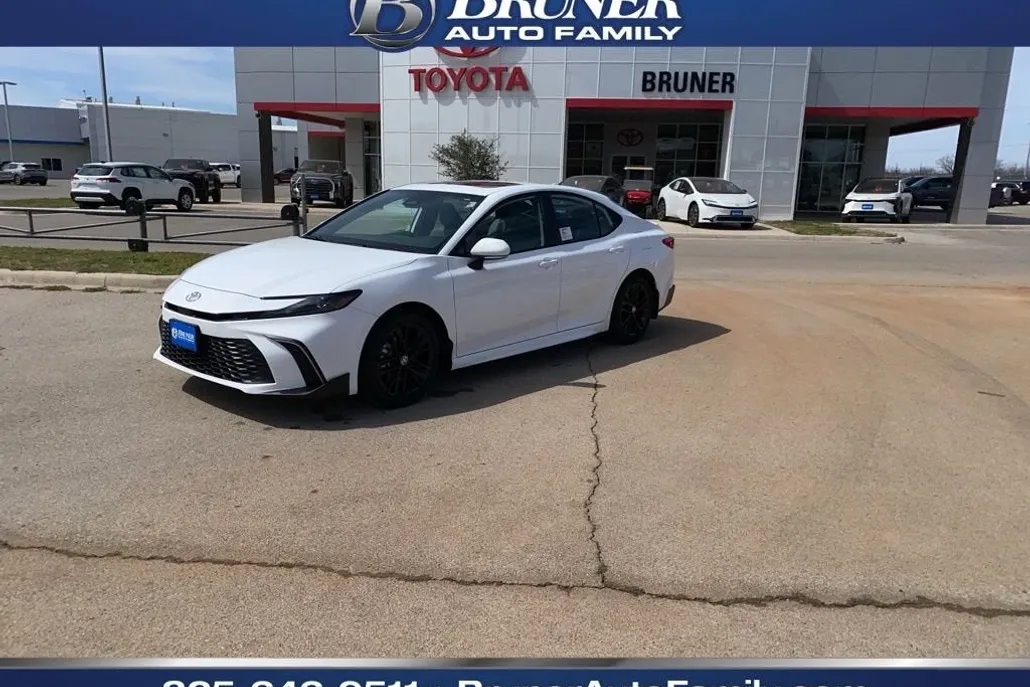 2025 Toyota Camry SE photo 1