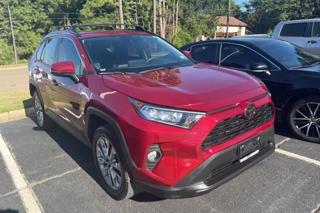 2020 Toyota RAV4 XLE Premium photo 1