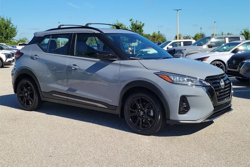 2024 Nissan Kicks SR photo 1