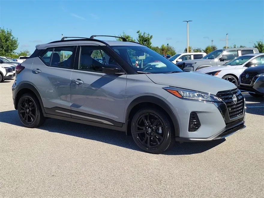 2024 Nissan Kicks SR photo 1