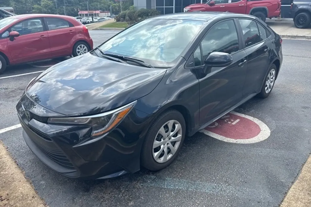2024 Toyota Corolla LE photo 1
