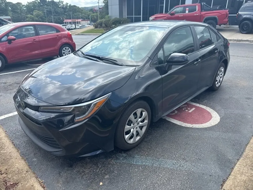2024 Toyota Corolla LE photo 1